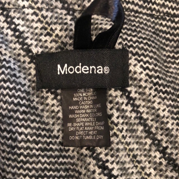 Ladies soft cape/wrap with buttons - Picture 4 of 6